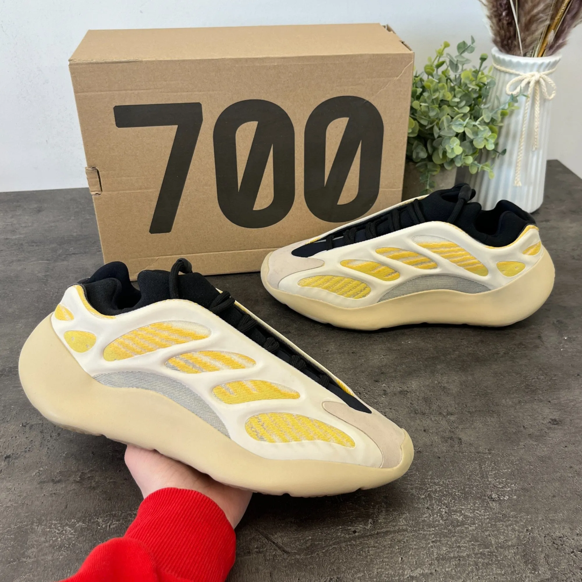 Men's 700 Safflower Low Trainers Cream Size EU 40 / UK 6
